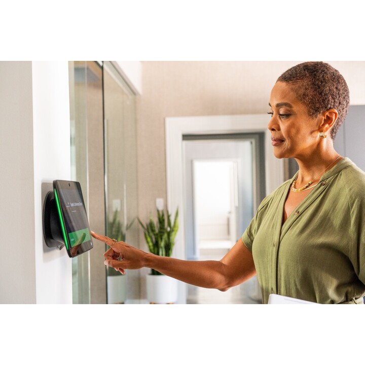 Controlador táctil Poly TC10 con pantalla LED de estado y montaje flexible para la planificación inteligente de salas y el contr