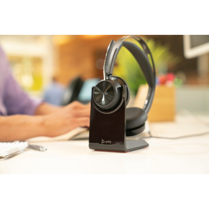 Auriculares Poly Voyager Focus 2 USB-C-C con certificación Microsoft Teams + adaptador USB-C/A + base de carga