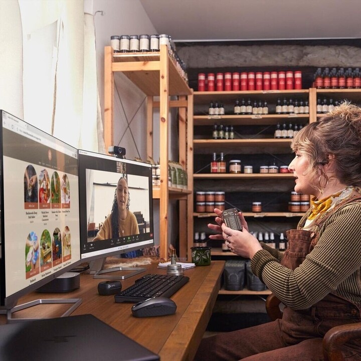 Auriculares Poly Voyager Free 60 + Adaptador BT700 USB-C + Funda de carga con pantalla táctil.