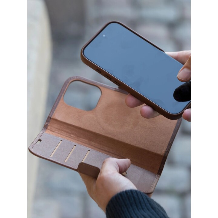 dbramante1928 Copertina a libro Lynge iPhone 16 Pro Marrone