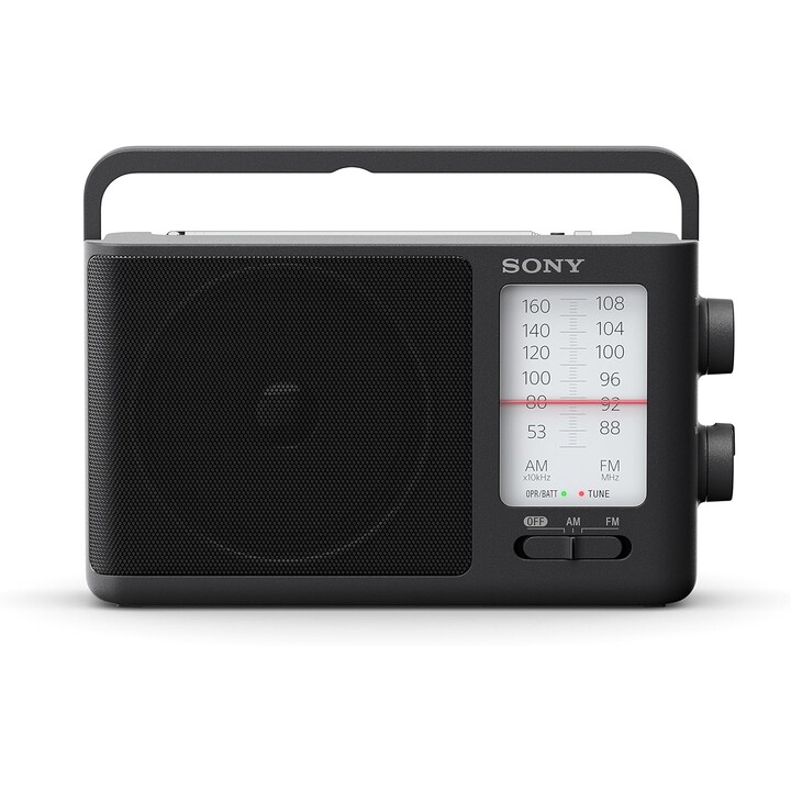 Radio AM/FM analógico portátil de Sony con mango de transporte incorporado, toma de auriculares y adaptador de CA