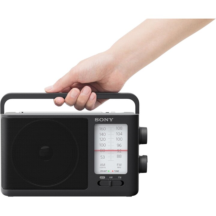 Radio AM/FM analógico portátil de Sony con mango de transporte incorporado, toma de auriculares y adaptador de CA