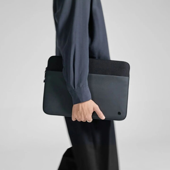 Funda Incase ARC Para Macbook Pro De 16" (M4/M3/M2/M1/2024-2021) Negro