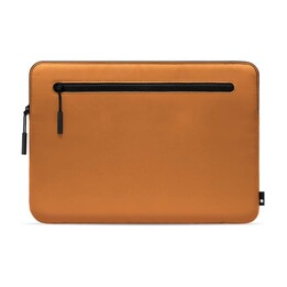 Custodia compatta in nylon Flight con etichetta Incase con zip per MacBook Pro (13" 2022-2012) e MacBook Air (13" 2022