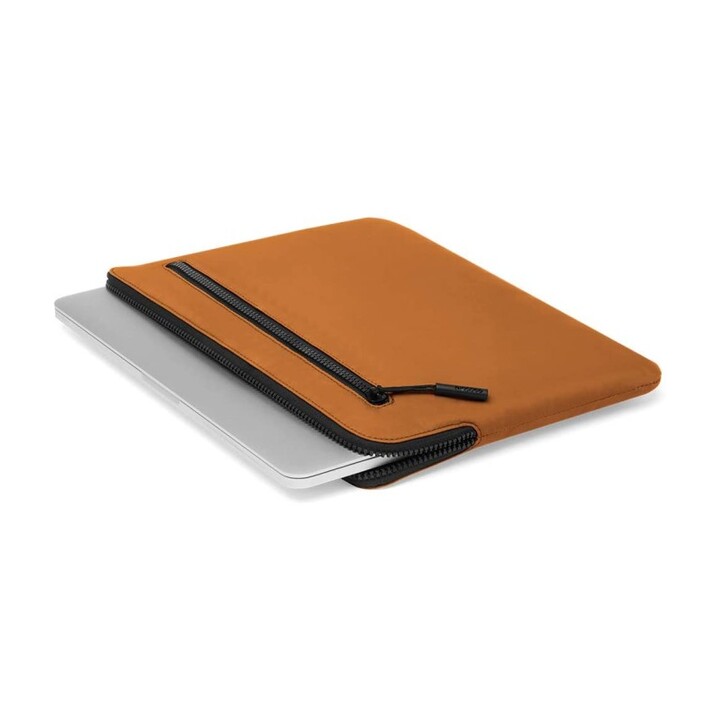 Capa compacta em nylon reforçado com zíper e etiqueta Incase para MacBook Pro (13" 2022-2012) e MacBook Air (13" 2022-