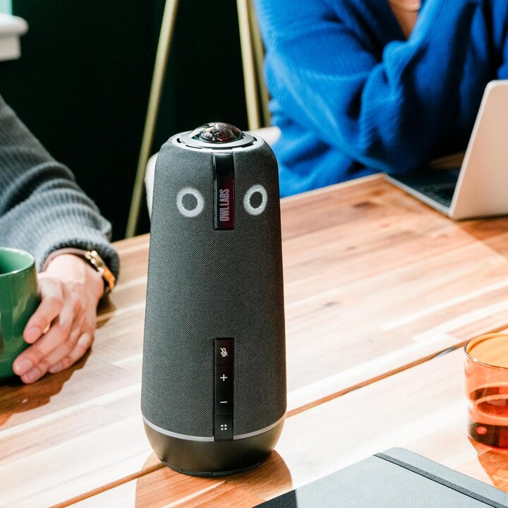 Owl Labs Meeting Owl 4+: cámara de videoconferencia inteligente 4K de 360 grados, micrófono y altavoz (enfoque automático del or