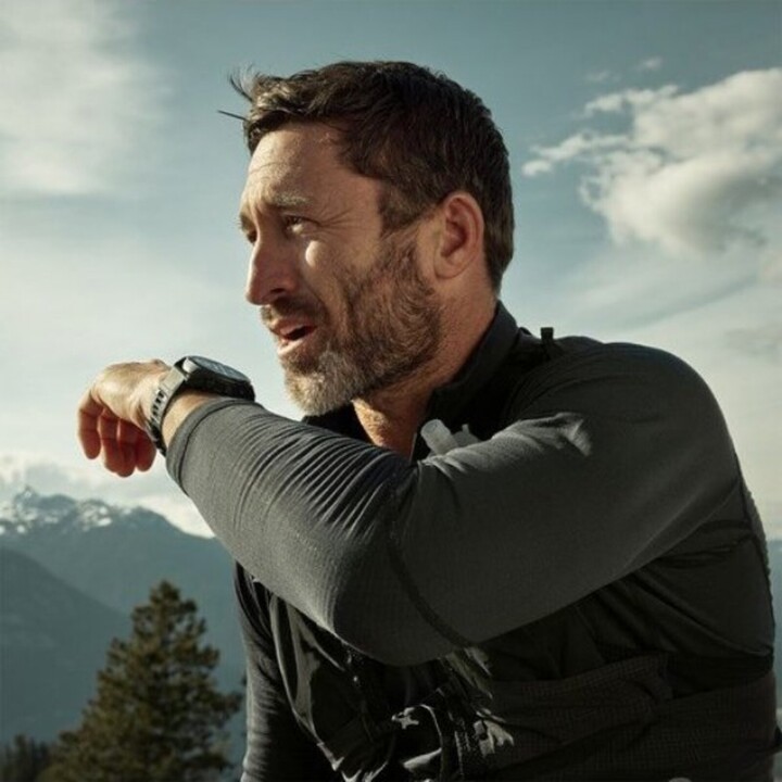 Garmin Fenix 8 Pro LTE 51 mm ecrã AMOLED de safira bracelete em pele Garmin Titanium Preto