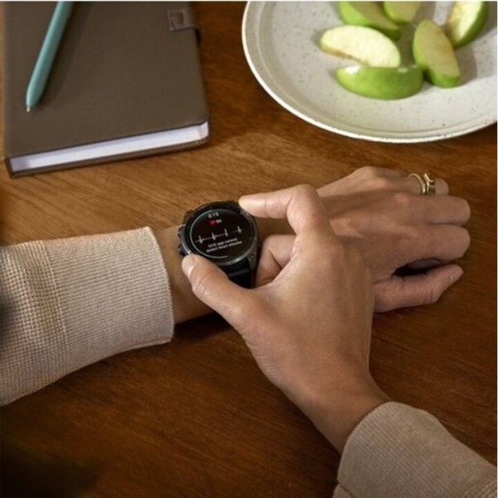 Garmin Fenix 8 Pro LTE 51 mm ecrã AMOLED de safira bracelete em pele Garmin Titanium Preto