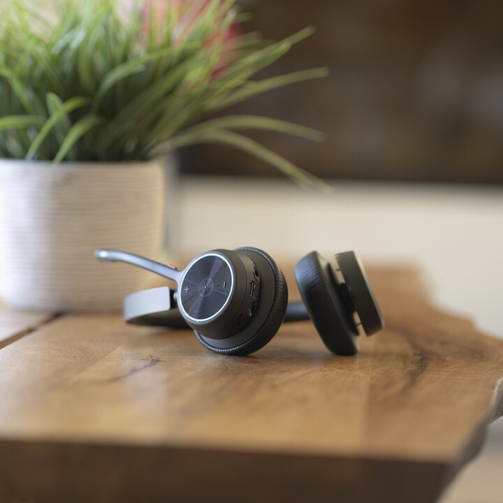 HP Poly Voyager 4320 USB-C Headset +BT700 dongle +Charging Stand Filaire et Sans fil Serre-tête Appels/Musique US